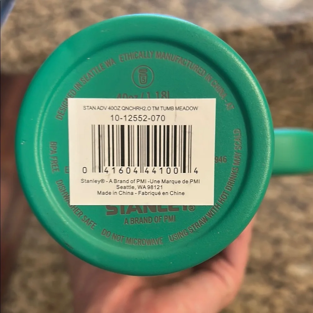 Stanley Green Insulated Water Bottle for Dining - Picture 4 of 5